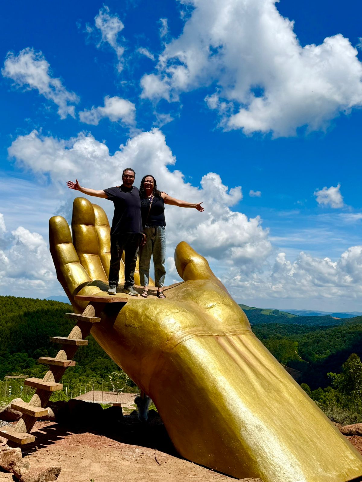 Pessoas no passeio de quadriciclo ao pôr do sol em Monte Verde