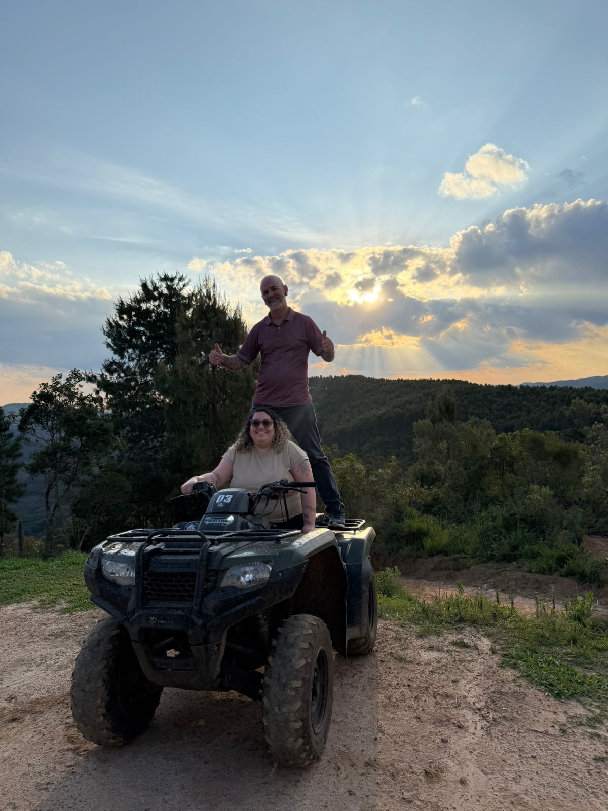 Casal em passeio de quadriciclo na Fazenda Adrenalina em Monte Verde MG